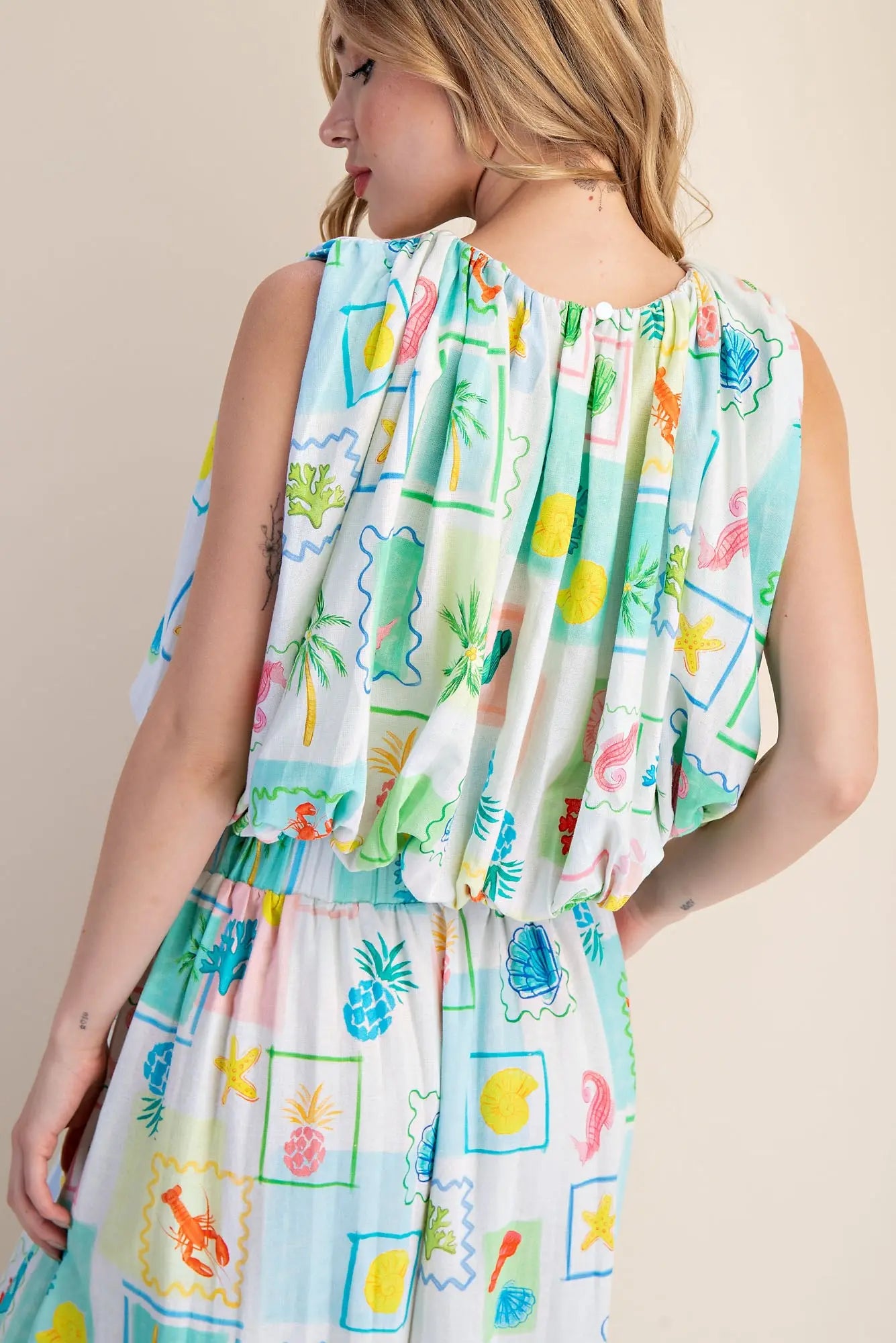 Sleeveless Pleated Crop Top – Colorful Island Stamp Print